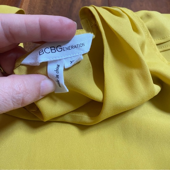 BCBGeneration Women's Mustard Yellow Tulip Overlay Front Flutter Sleeves XSmall - Picture 4 of 7